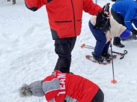 2022-02-18-Schneeschuhwanderung-Team-hilft-beim-Anschnallen