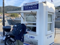 Faehrenticketumtausch-im-Hafen-von-Samos