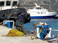 Alter-Fischer-beim-Netz-reparieren