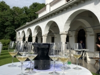 2022-05-30-Restaurant-Zemono-Manor-Vorbereitung-fuer-Weinverkostung
