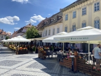 2022-06-15-Sibiu-Hermannstadt-grosser-Marktplatz-Restaurant