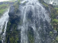 Jutta-steht-oberhalb-des-zweiten-Wasserfalls