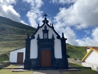 Kleine-Kapelle-oberhalb-von-Velas