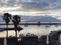 Sonnenaufgang-vom-Hotelzimmer-mit-Blick-auf-die-Insel-Pico-und-seinem-Wahrzeichen