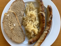 Bratwürstel mit Sauerkraut und Brot