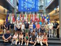 EU-Parlament-Gruppenfoto-vor-den-EU-Fahnen