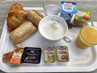Süßes-französisches-Frühstück-im-Hotel