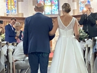 Brautvater führt die Tochter zum Altar