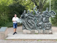 2022-09-13-Speyer-Fährmann-Statue-im-Domgarten
