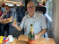 2022-10-26-Zugfahrt-Frankfurt-Prost-auf-Pension-Geburtstag-und-schönen-Urlaub