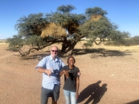 2022-10-29-Kalahari-Wüste-Landschaftsfahrt-Guide-und-Fahrerin-Queen