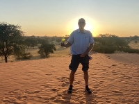 2022-10-29-Kalahari-Wüste-Sundowner-Gerald-im-Sonnenuntergang