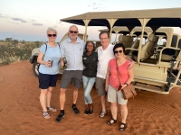 2022-10-29-Kalahari-Wüste-Sundowner-Gruppenfoto-mit-Fahrerin
