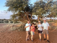 2022-10-29-Kalahari-Wüste-Sundowner-Gruppenfoto