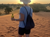 2022-10-29-Kalahari-Wüste-Sundowner-Jutta-im-Sonnenuntergang