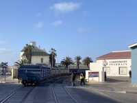 2022-11-01-Lüderitz-Güterzug-fährt-durch-den-Ort