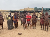 2022-11-06-Himba-Dorf-Gruppenfoto-1