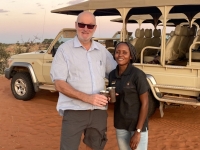 2022 10 29 Kalahari Wüste Sundowner mit Fahrerin und Guide Queen