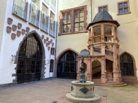 Altes-Rathaus-Innenhof-mit-Brunnen
