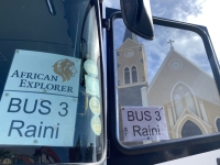 Auch-ein-Bus-kommt-jetzt-zur-Felsenkirche