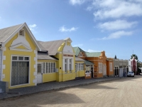 Färbige-Häuser-auf-der-Hauptstrasse