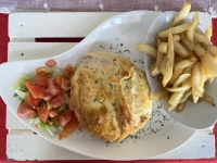 Mittagessen-Burger-im-Restaurant-Riizi