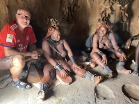2022-11-06-Himba-Dorf-Frauen-im-Zelt