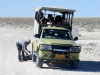 2022-11-09-Etosha-Nationalpark-Reifenplatzer-beim-anderen-Jeep