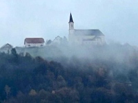 2022-11-20-Weinbaugebiet-Jeruzalem-Nebelschwaden-Richtung-Schloss-Dvorec
