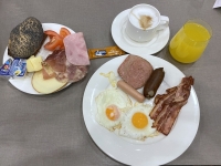 2022-11-19-mein-erstes-Frühstück-im-Hotel