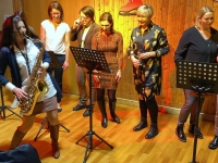 Karin mit  Gesang der Senioren-Blockflötengruppe mit Einlage