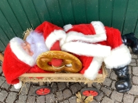 Schnarchender-Weihnachtsmann-bei-der-Brezelhütte