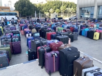 Tausende-Koffer-vor-dem-Schiff