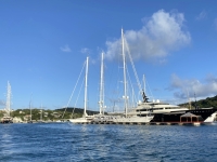 2023-03-21-Antigua-Mit-dem-Tenderboot-vorbei-an-super-Yachten