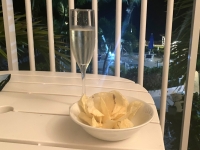 Prosecco-und-Chips-am-Balkon