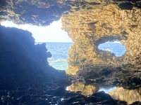 Jutta-besucht-alleine-die-Höhle