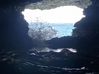 Jutta-besucht-alleine-die-Höhle