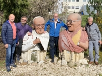 2023 04 15 Poysdorf Skulpturenpark Papst und Dalei Lama