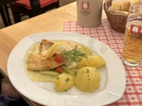 München Mittagessen beim Schnitzelwirt - es gibt auch Fisch