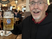 Hofbräuhaus Prost mit einem Maß Bier Bob