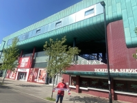 Vor-dem-grossen-Stadiongebäude