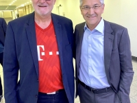 FC Bayern Präsident Herbert Hainer beim Oberbank Eingang