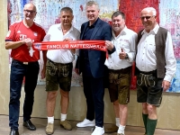 FCB Fanclub Natternbach Gruppenfoto nach Geschenkeüberreichung an  FC Bayern Legende Stefan Effenberg