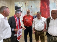 Geschenkeüberreichung an den FC Bayern Präsident Herbert Hainer