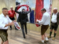 Geschenkeüberreichung an den FC Bayern Präsident Herbert Hainer