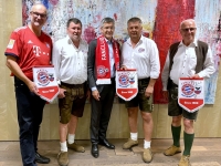 FCB Fanclub Natternbach Gruppenfoto nach Geschenkeüberreichung an  FC Bayern Präsident Herbert Hainer
