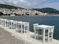 2023-06-12-Skopelos-Stadt-mit-Tischen