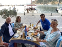 Skopelos-Stadt-Abendessen-mit-Kellner