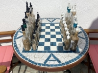 Schachspiel-mit-Ouzo-Flascherl
