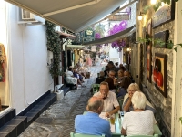 Gassen in Skiathos voll mit Restaurants